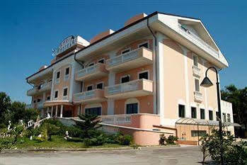 Hotel Residence Adria Rodi Garganico Exteriér fotografie
